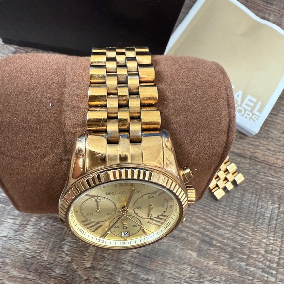 Michael Kors Gold Women's Watch - Picture 4 of 9